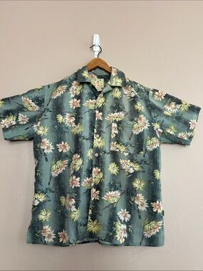 Joe Marlin green floral short-sleeve Hawaiian button-up shirt. Size Medium.
